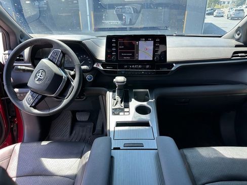 Used 2024 Toyota Sienna XSE w/ XSE Premium Package FWD image 10