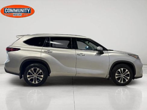 Used 2020 Toyota Highlander XLE AWD/4WD image 9