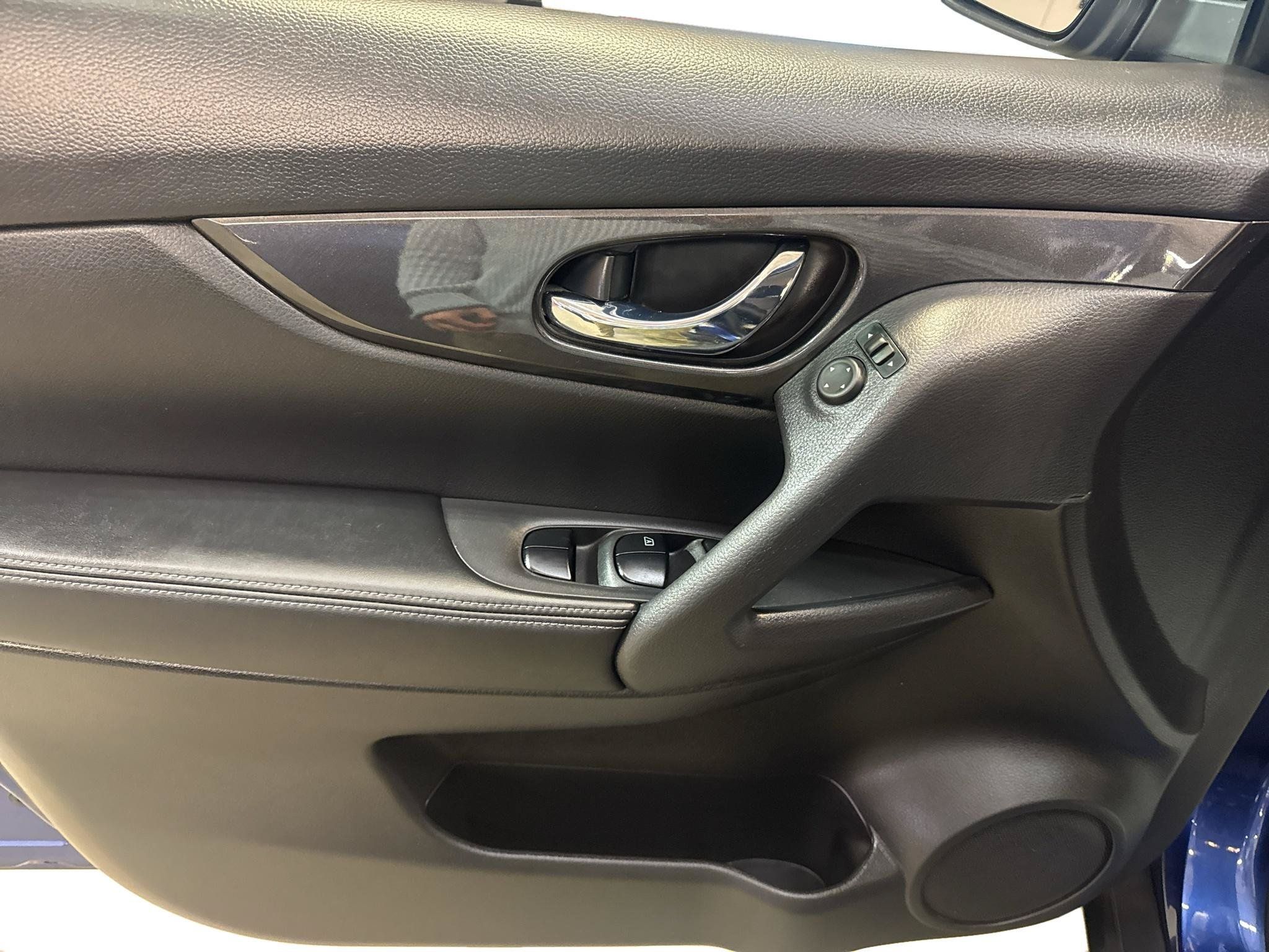 Used 2017 Nissan Rogue SV AWD/4WD image 9