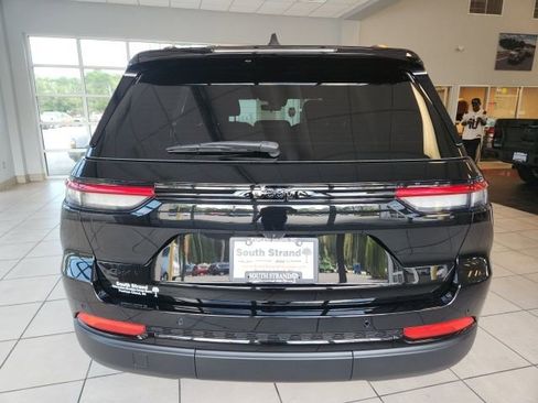 New 2025 Jeep Grand Cherokee Altitude image 8