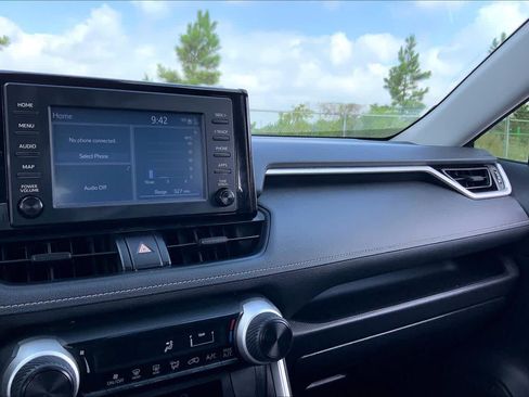 Used 2019 Toyota RAV4 LE FWD image 35