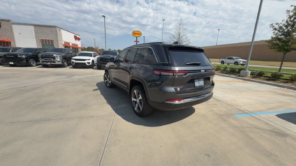 Used 2025 Jeep Grand Cherokee Limited RWD image 3
