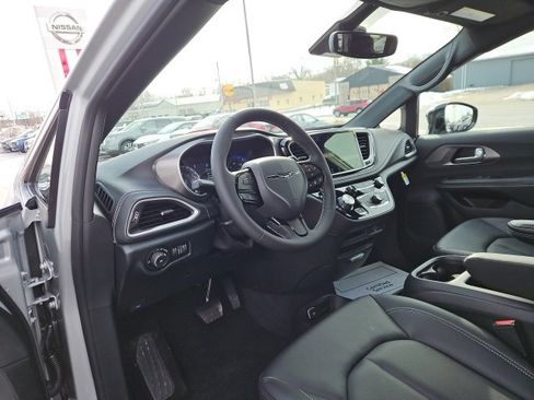 New 2026 Chrysler Pacifica Select image 24