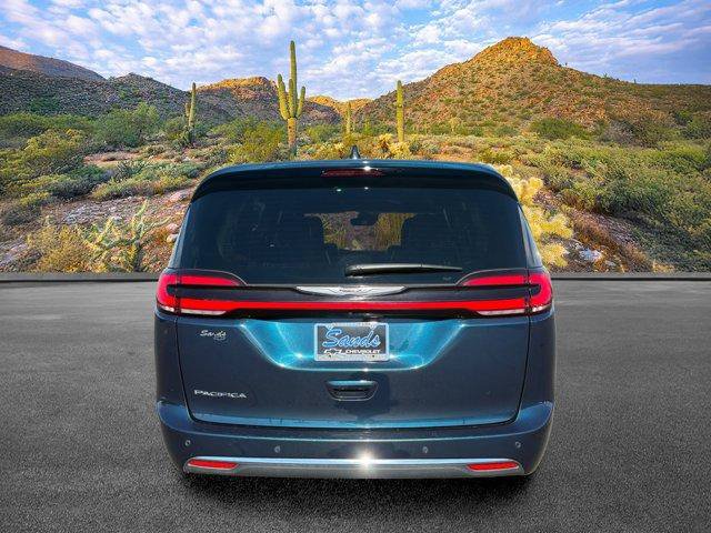 Used 2025 Chrysler Pacifica Select FWD image 5