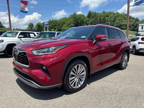 Used 2023 Toyota Highlander Platinum FWD image 1
