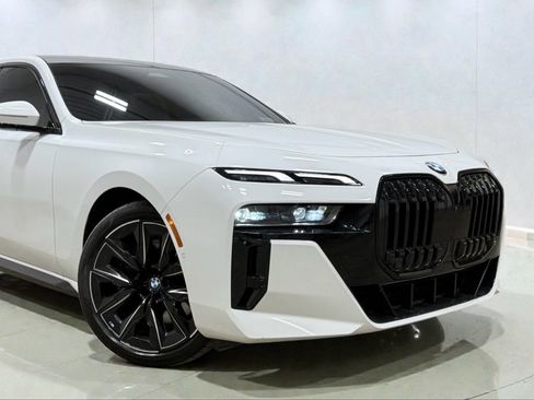 Used 2024 BMW 760i xDrive w/ Premium Package image 5