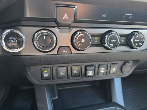 Used 2019 Toyota Tacoma TRD Off-Road w/ Technology Package AWD/4WD image 17