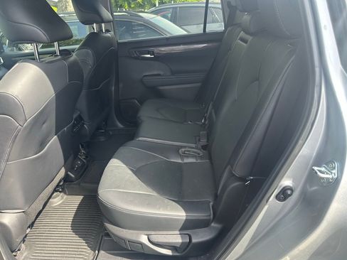 Used 2023 Toyota Highlander Limited image 4