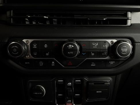 Used 2025 Jeep Wrangler Unlimited Sahara AWD/4WD image 25