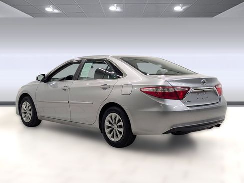 Used 2017 Toyota Camry LE image 2