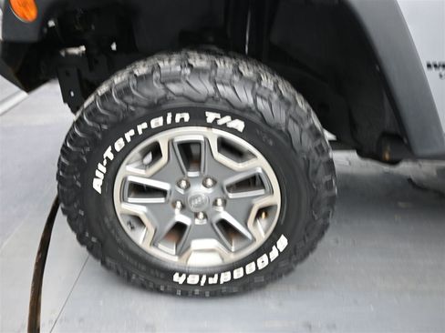 Used 2013 Jeep Wrangler Unlimited Rubicon w/ Max Tow Pkg image 15