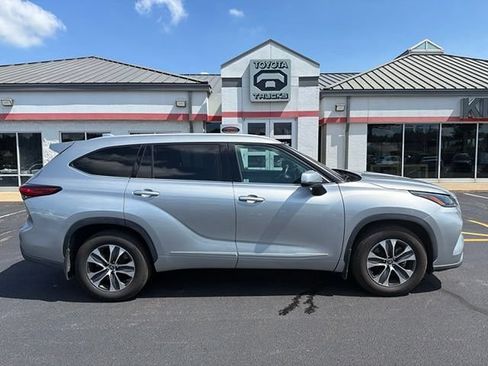 Used 2022 Toyota Highlander XLE AWD/4WD image 10