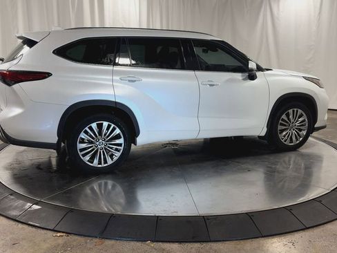 Used 2022 Toyota Highlander Platinum image 2