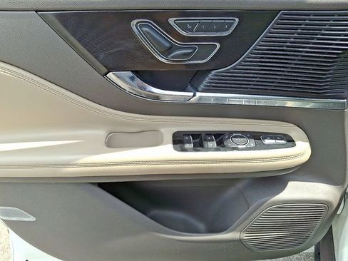 Used 2021 Lincoln Corsair AWD w/ Premium Package image 16