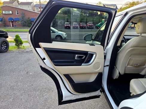 Used 2017 Land Rover Discovery Sport HSE Luxury image 12