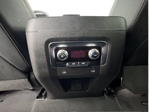 Used 2024 GMC Yukon SLT RWD image 40