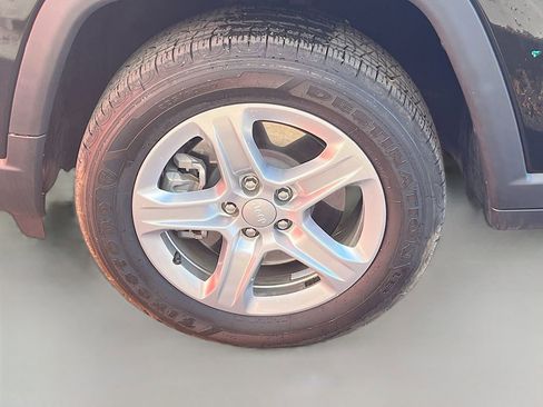 Used 2025 Jeep Compass Latitude w/ Sun & Sound Group image 29