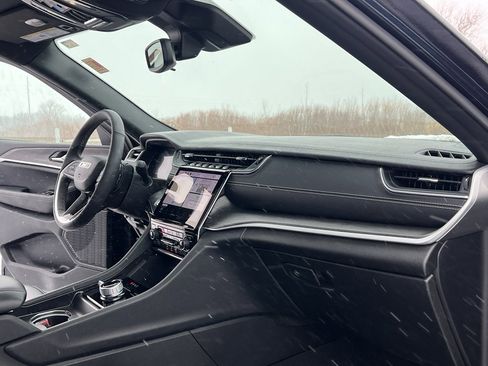 Used 2024 Jeep Grand Cherokee Limited w/ Black Appearance Package image 30