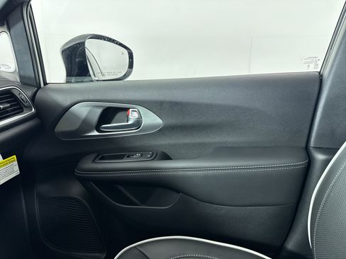 New 2026 Chrysler Pacifica Limited w/ S Appearance Package image 29