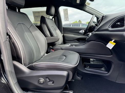 New 2026 Chrysler Pacifica Limited image 10