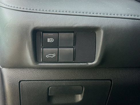 Used 2020 Toyota Highlander LE FWD image 12
