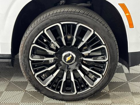 Certified 2026 Chevrolet Suburban High Country AWD/4WD image 16