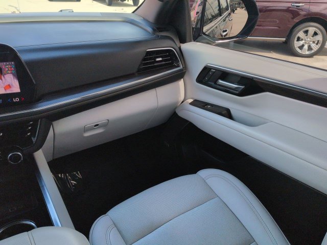 Used 2025 Chevrolet Suburban Premier AWD/4WD image 16