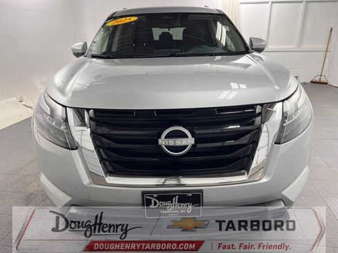 Used 2025 Nissan Pathfinder SV FWD image 2