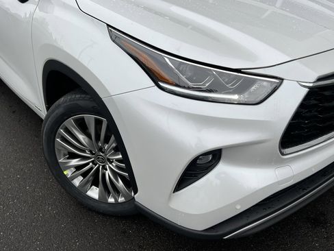 New 2026 Toyota Highlander Platinum image 2