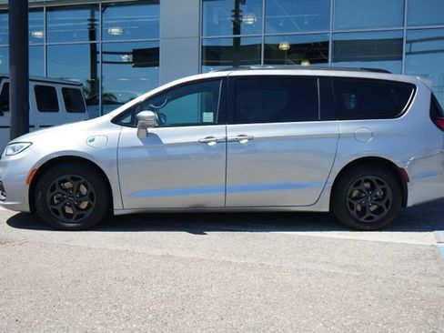 Used 2021 Chrysler Pacifica Limited w/ Uconnect Theater Family Group FWD image 5