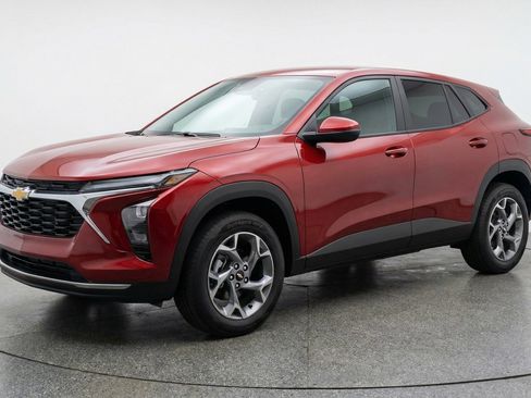 Used 2025 Chevrolet Trax LT image 3