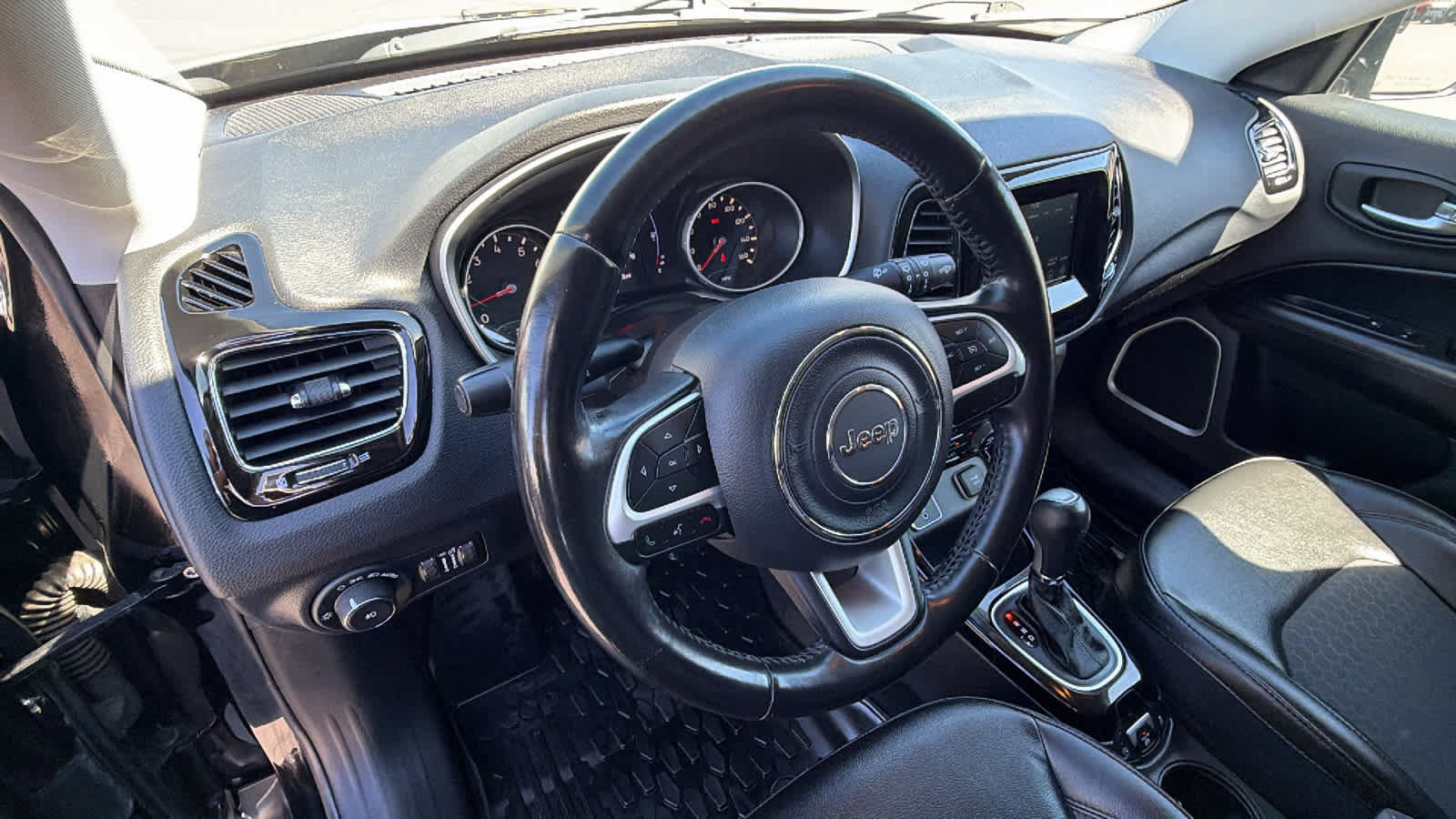 Used 2020 Jeep Compass Latitude FWD image 10