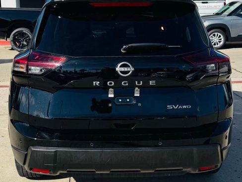 Used 2024 Nissan Rogue SV image 3