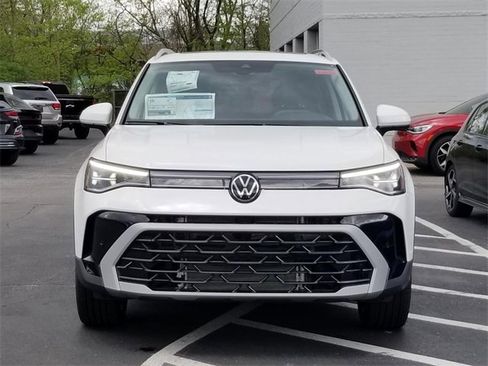 New 2025 Volkswagen Taos SEL image 5