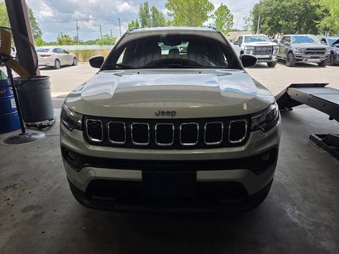 Used 2024 Jeep Compass Latitude AWD/4WD image 2