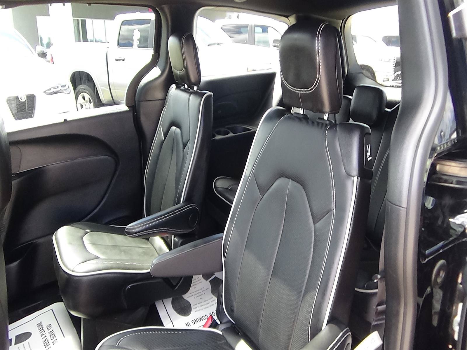 Used 2026 Chrysler Pacifica Limited FWD image 13
