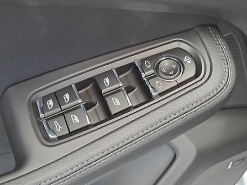 Certified 2026 Porsche Macan AWD/4WD image 15