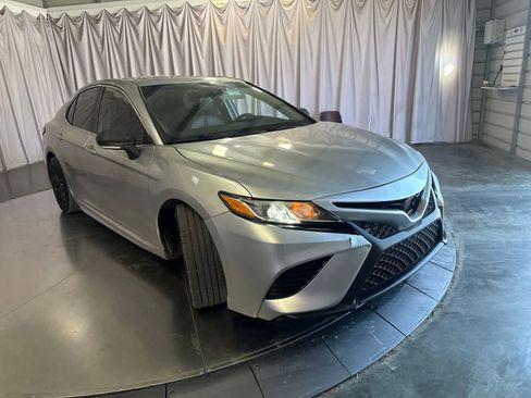 Used 2018 Toyota Camry SE w/ Moonroof Package FWD image 3