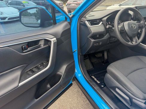 Used 2019 Toyota RAV4 LE AWD/4WD image 12