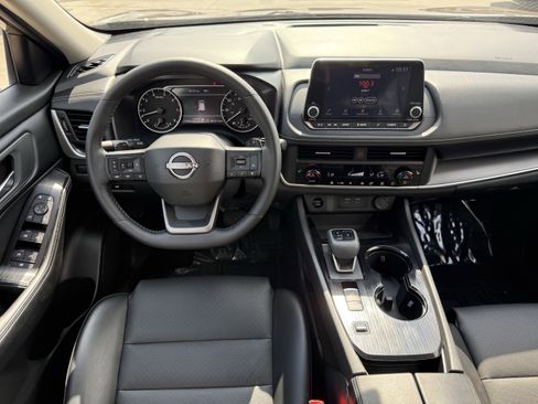 Used 2025 Nissan Rogue SV w/ SV Premium Package image 14