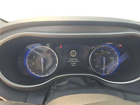 Used 2023 Chrysler Pacifica Touring-L FWD image 12