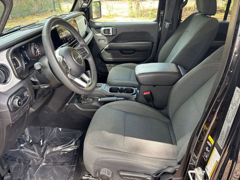 Used 2025 Jeep Wrangler Unlimited Sahara AWD/4WD image 28