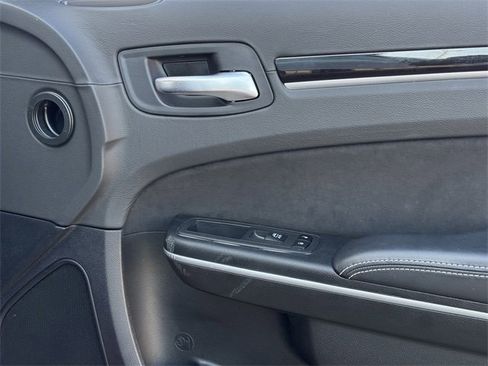 Used 2023 Chrysler 300 C image 28