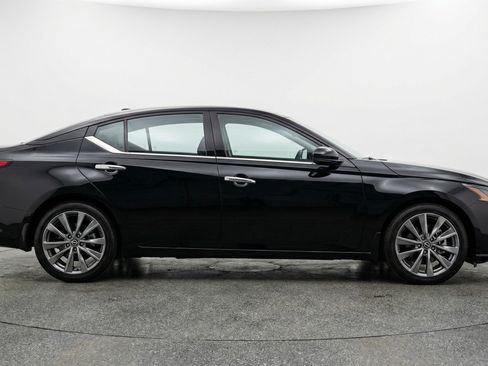 Used 2025 Nissan Altima 2.5 SV image 11