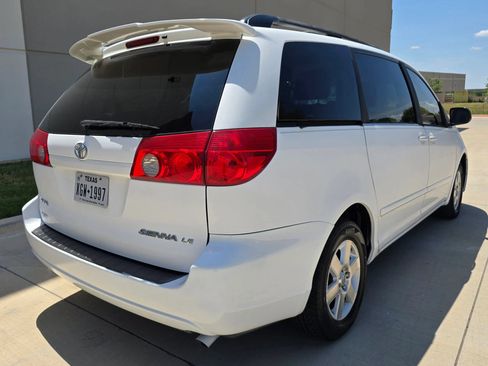 Used 2010 Toyota Sienna LE FWD image 8
