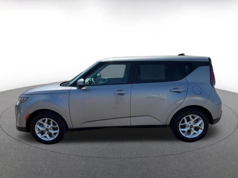 Used 2025 Kia Soul LX w/ LX Technology Package FWD image 9