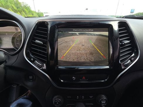 Used 2019 Jeep Cherokee Limited w/ Luxury Group AWD/4WD image 11