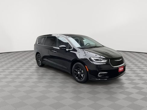 Used 2025 Chrysler Pacifica Select FWD image 33