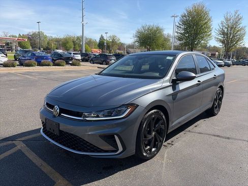Certified 2025 Volkswagen Jetta SE FWD image 4