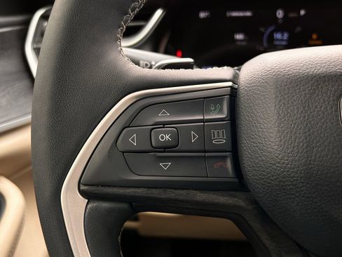 Used 2023 Jeep Grand Cherokee Limited image 14